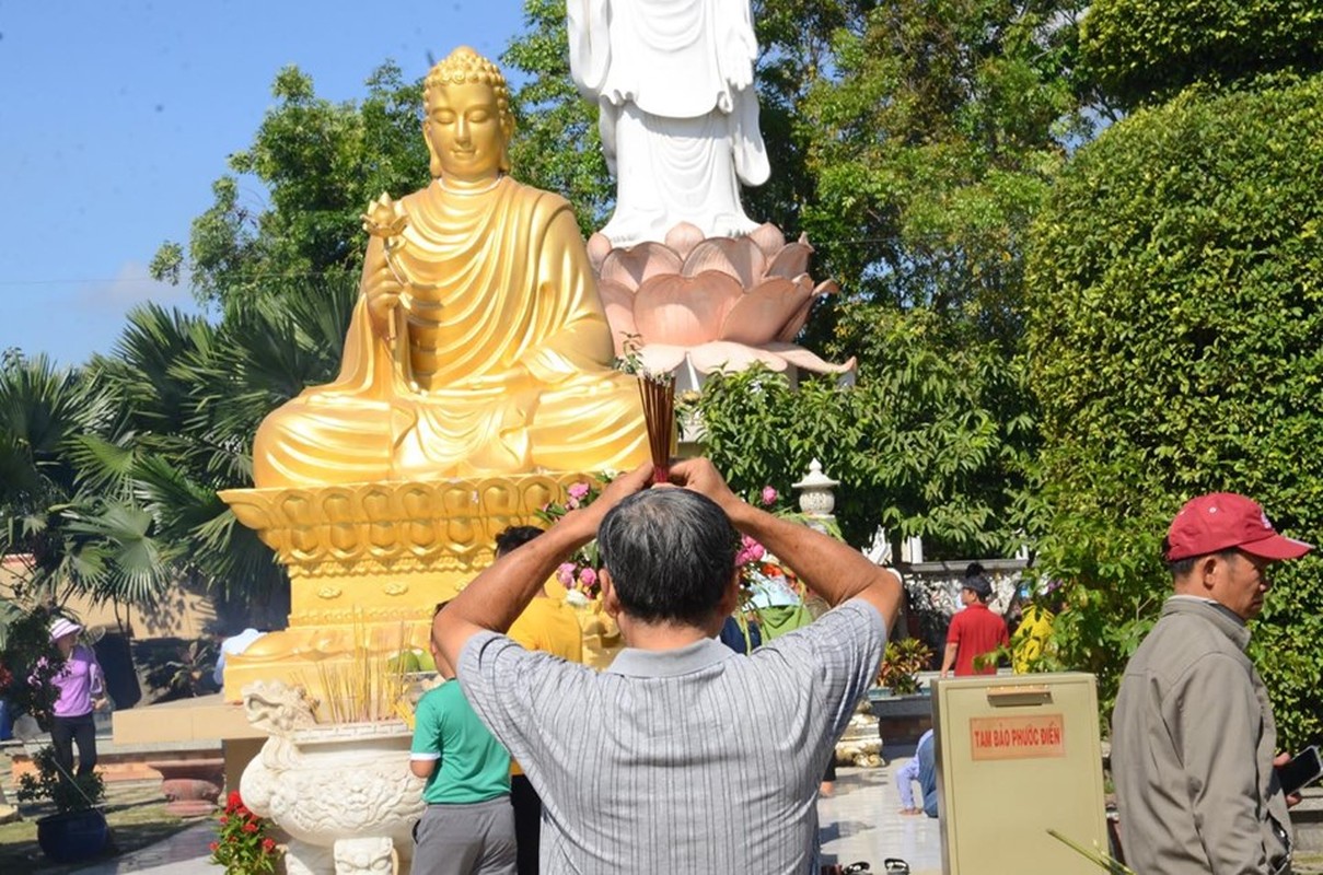 Nguoi Sai Gon “doi nang” di le chua mung 2 Tet-Hinh-3