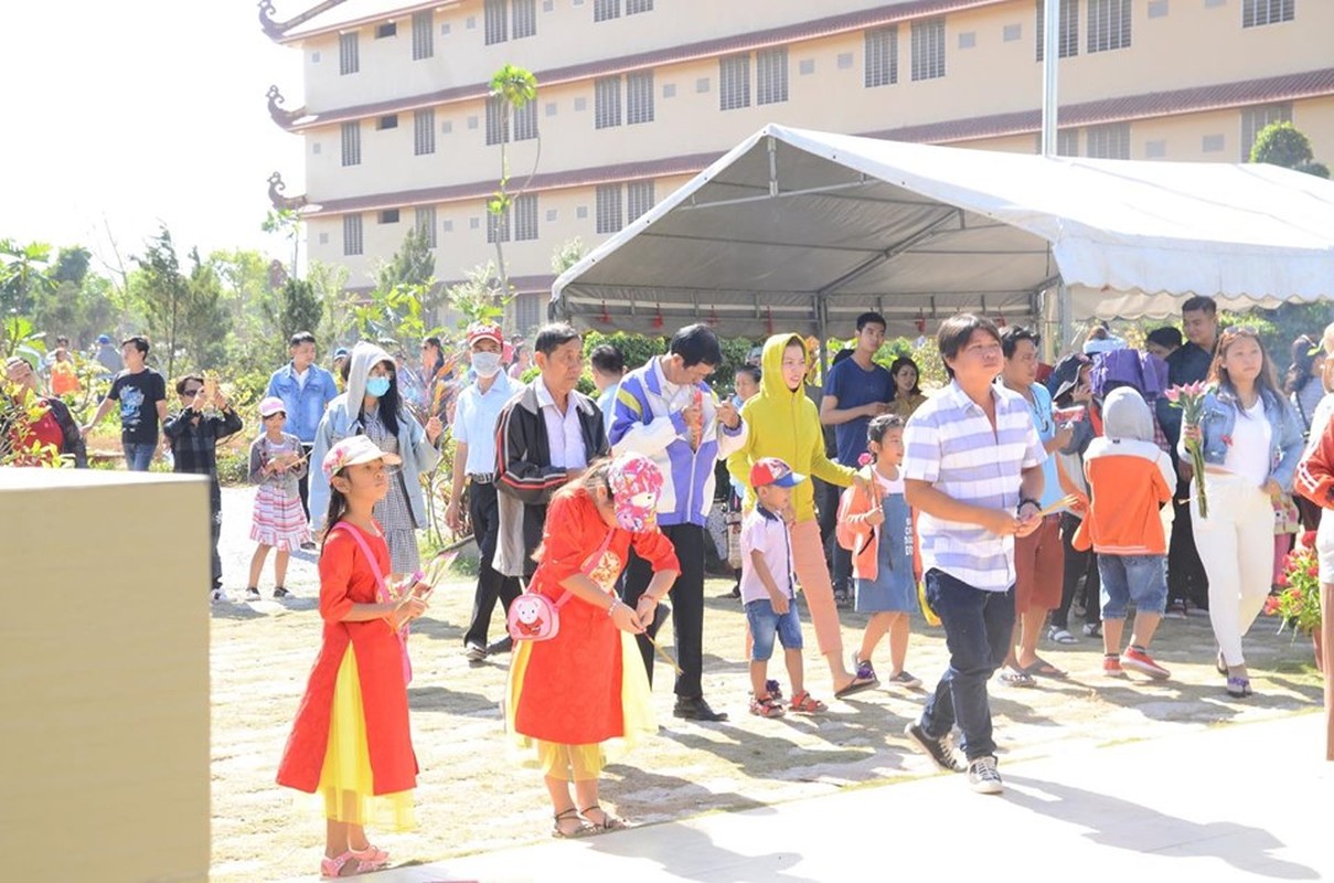 Nguoi Sai Gon “doi nang” di le chua mung 2 Tet-Hinh-5