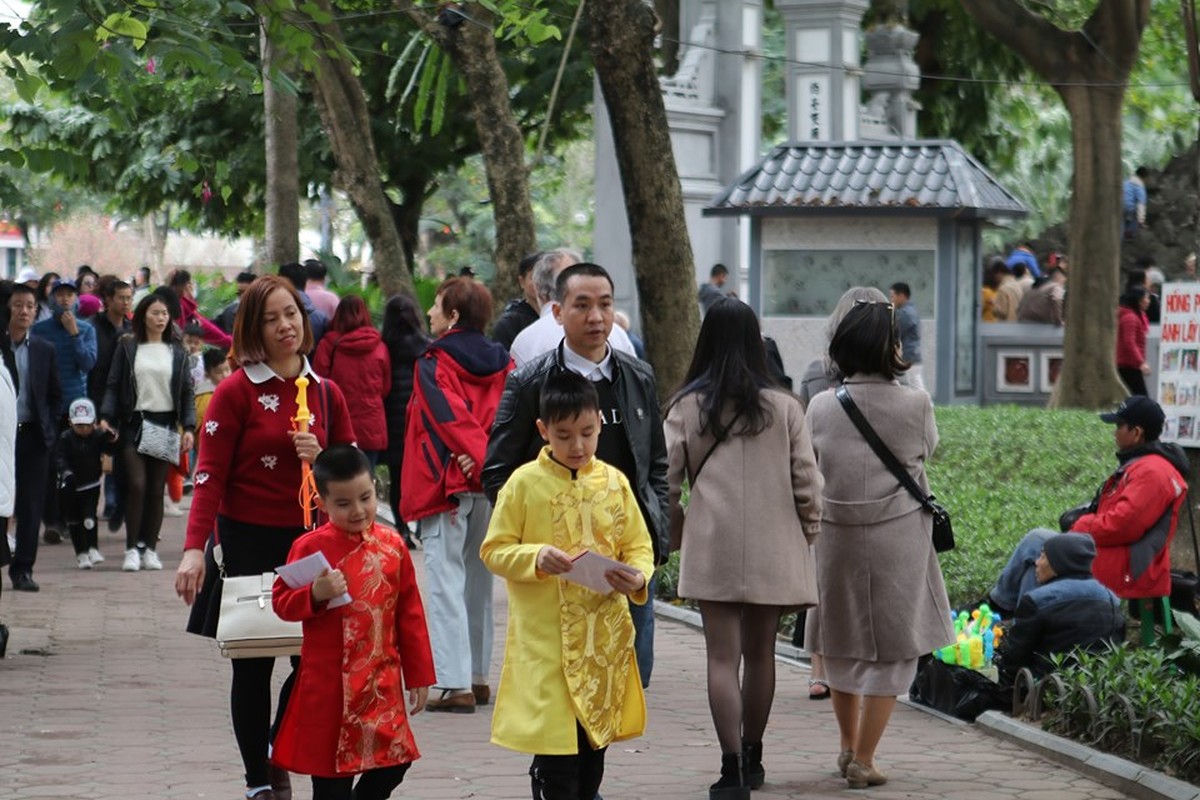 Troi tanh rao, nguoi Ha Noi do ra duong choi Tet, chup anh-Hinh-2