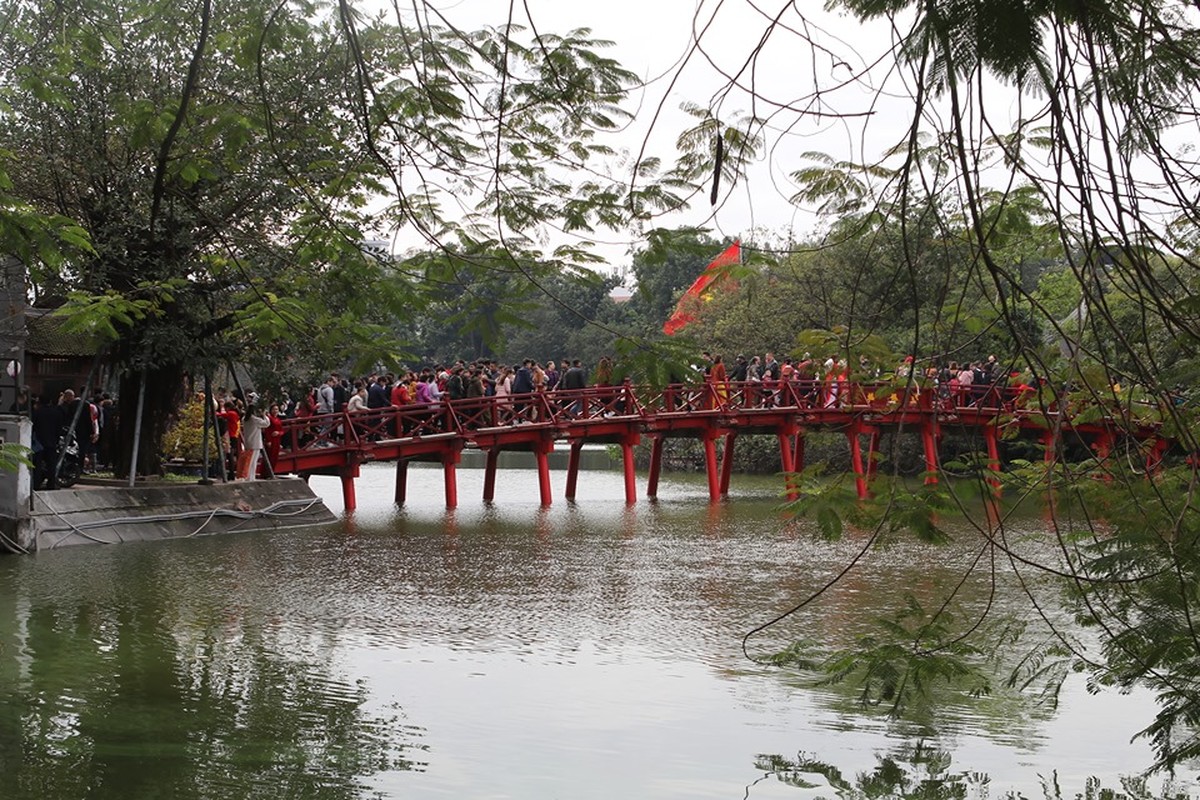 Troi tanh rao, nguoi Ha Noi do ra duong choi Tet, chup anh-Hinh-3