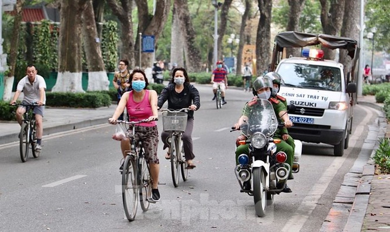 Theo chan canh sat di tuan, phat nguoi khong deo khau trang noi cong cong-Hinh-12