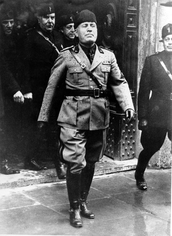 ''Qua bao'' danh cho trum phat xit Mussolini, ke ket than voi Hitler-Hinh-8