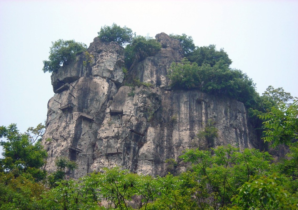 Bi an nhung quan tai cheo leo tren vach nui da o Trung Quoc