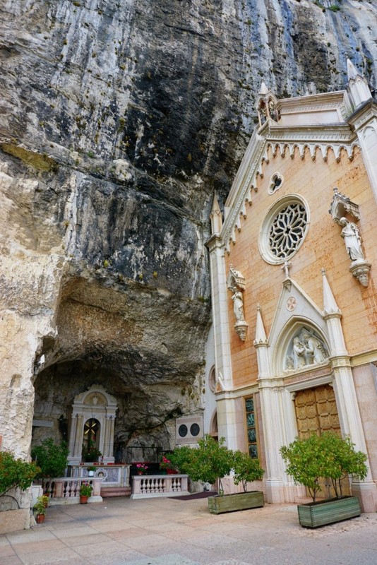 An tuong nha tho cheo leo tren vach nui da noi tieng chau Au-Hinh-6