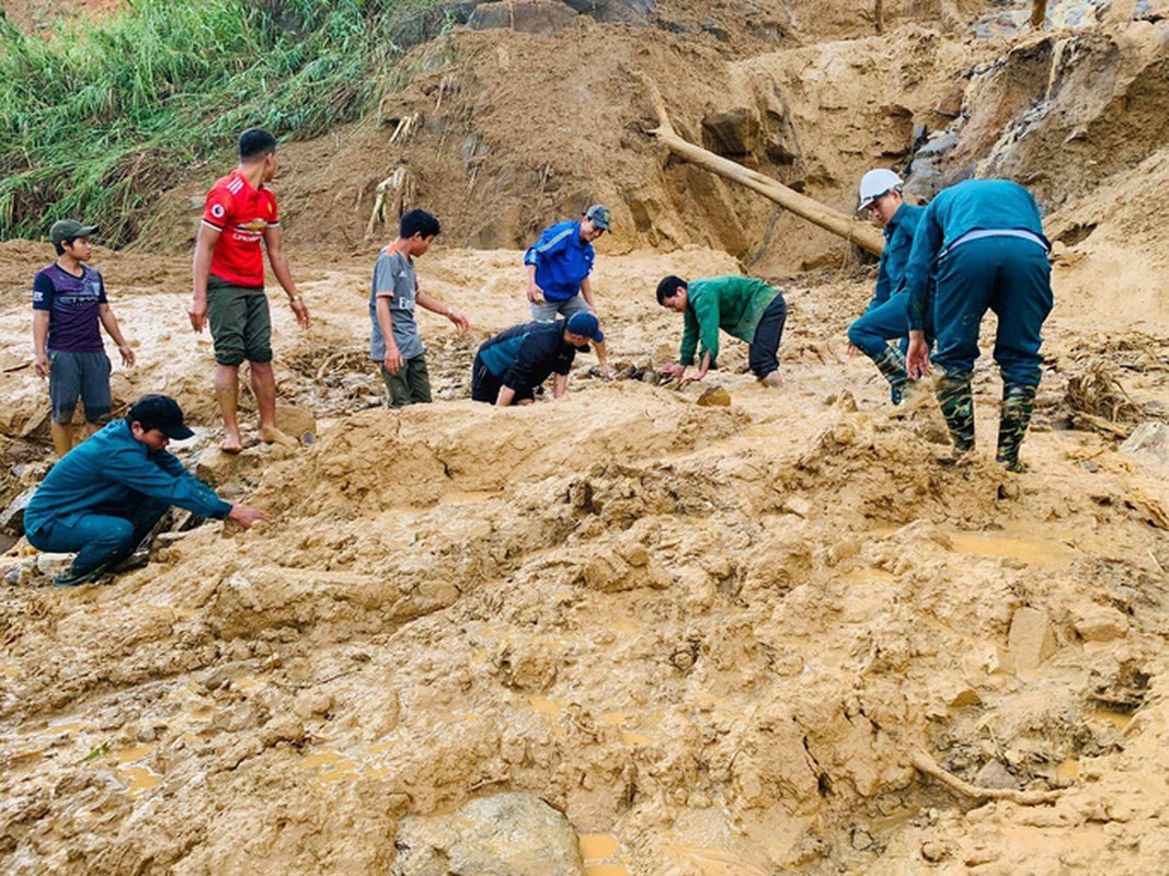 Bao lan nguoi Quang Nam het nuoc mat vi tham hoa sat lo nui?-Hinh-3