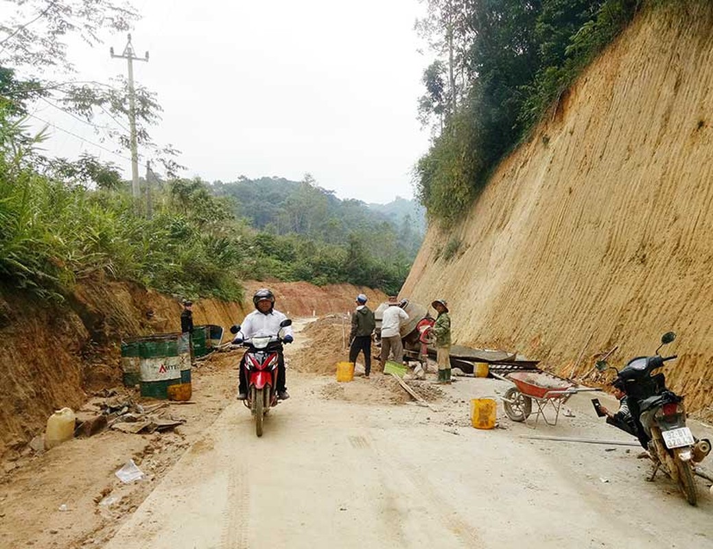 Bao lan nguoi Quang Nam het nuoc mat vi tham hoa sat lo nui?-Hinh-8