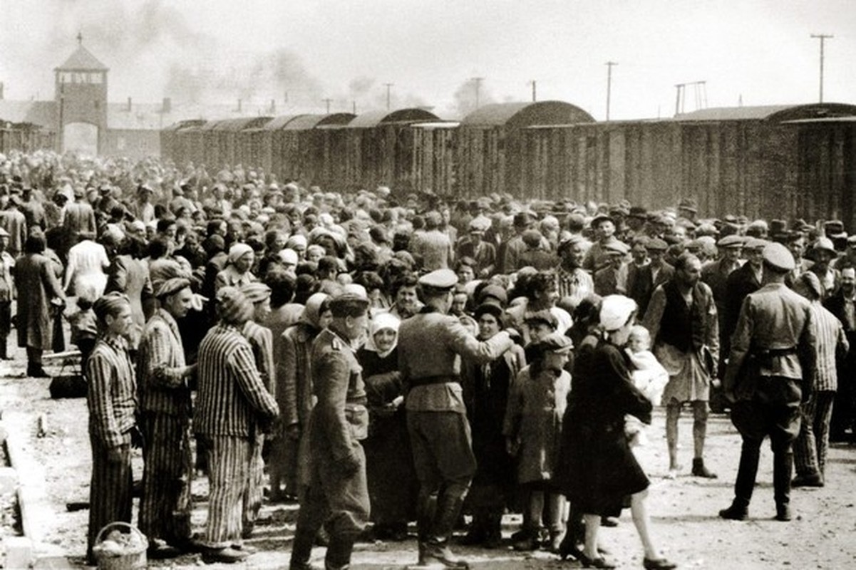 Toi ac rung ron cua Duc quoc xa tai Auschwitz phoi bay nam 1945-Hinh-10