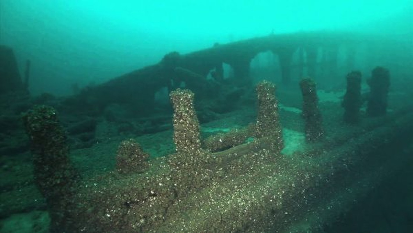 Bi an cau truc giong bai da co Stonehenge o duoi day ho Michigan-Hinh-10