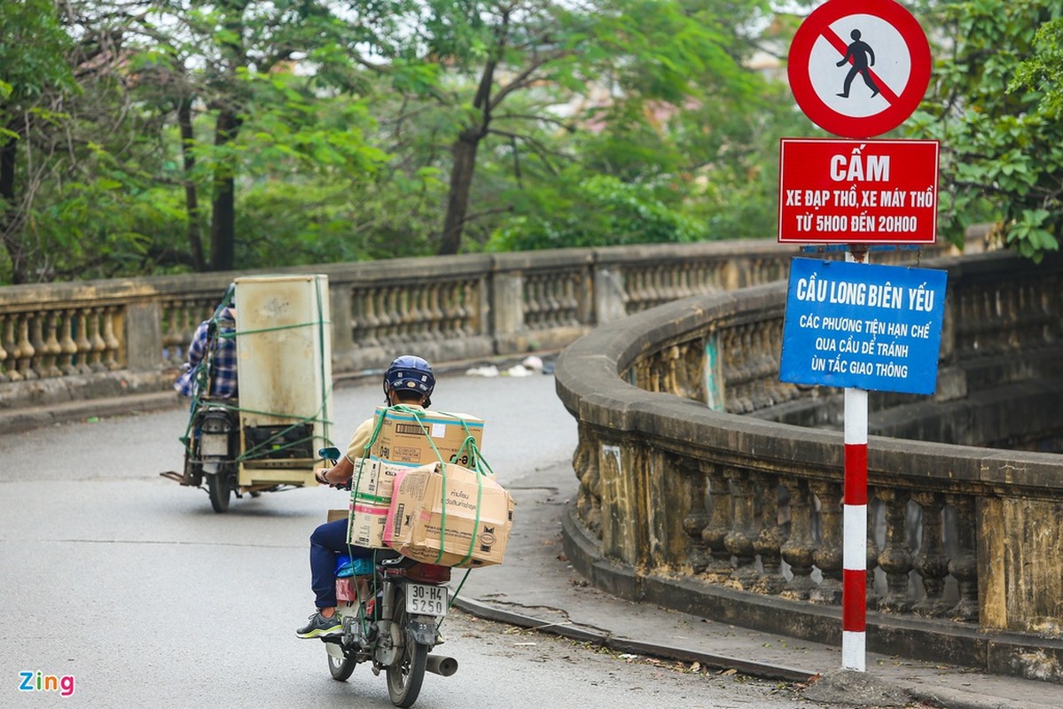 Can canh cau Long Bien xuong cap nghiem trong