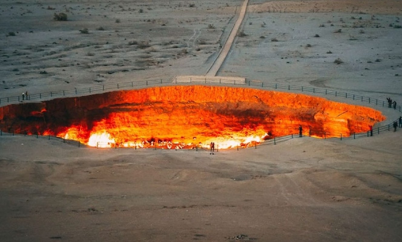 View - 	Hãi hùng cổng địa ngục có thật trên Trái đất Cháy rừng rực