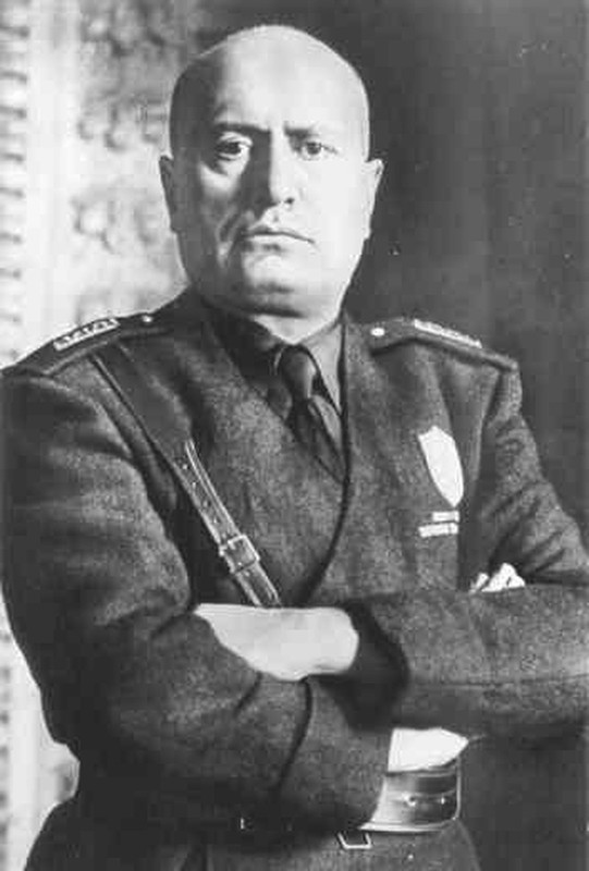 Kho tin mot phu nu am sat trum phat xit Italy Benito Mussolini-Hinh-10
