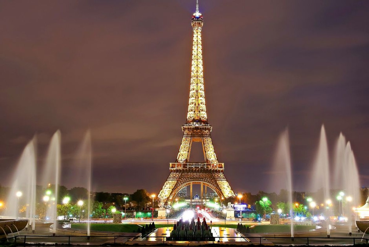 Thap Eiffel suyt bi do bo: Lo ly do soc lien quan “quai vat”-Hinh-11