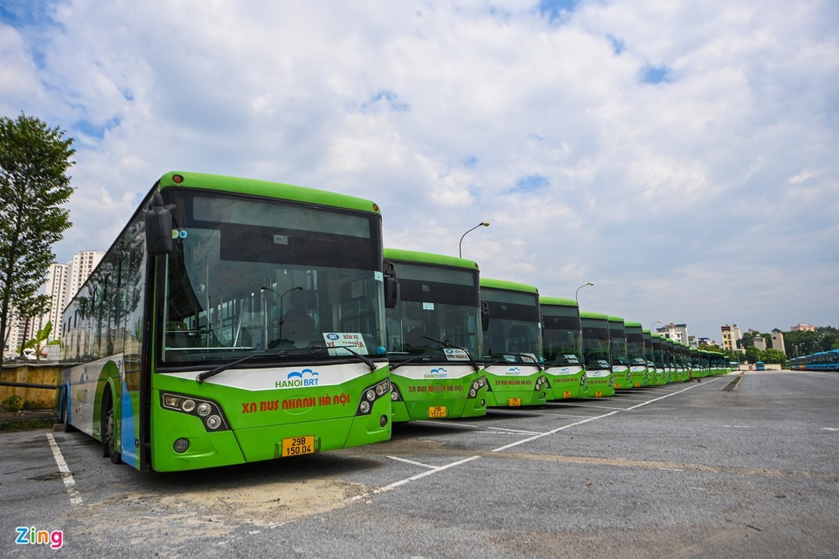 Hang tram xe buyt o Ha Noi cho ngay lan banh tro lai-Hinh-6