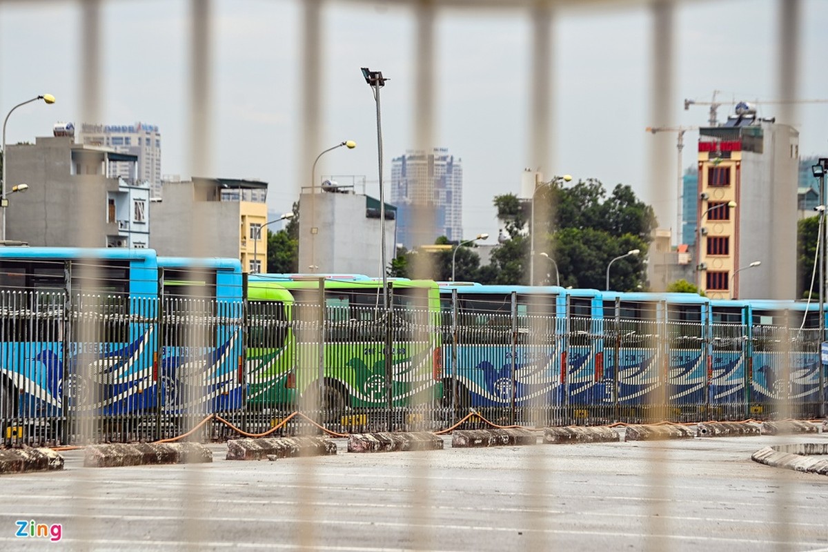 Hang tram xe buyt o Ha Noi cho ngay lan banh tro lai-Hinh-7