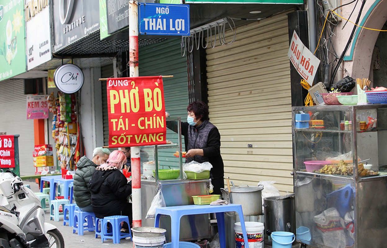 Hang an, cho dan sinh Ha Noi mo hang tu mung 2 Tet