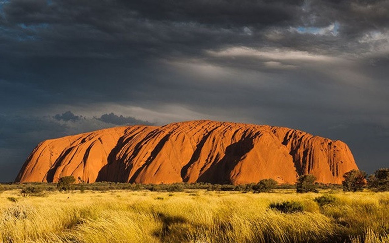 Len lay soi da o nui thieng Uluru, du khach gap 