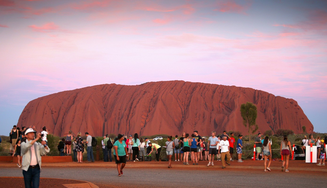 Len lay soi da o nui thieng Uluru, du khach gap 