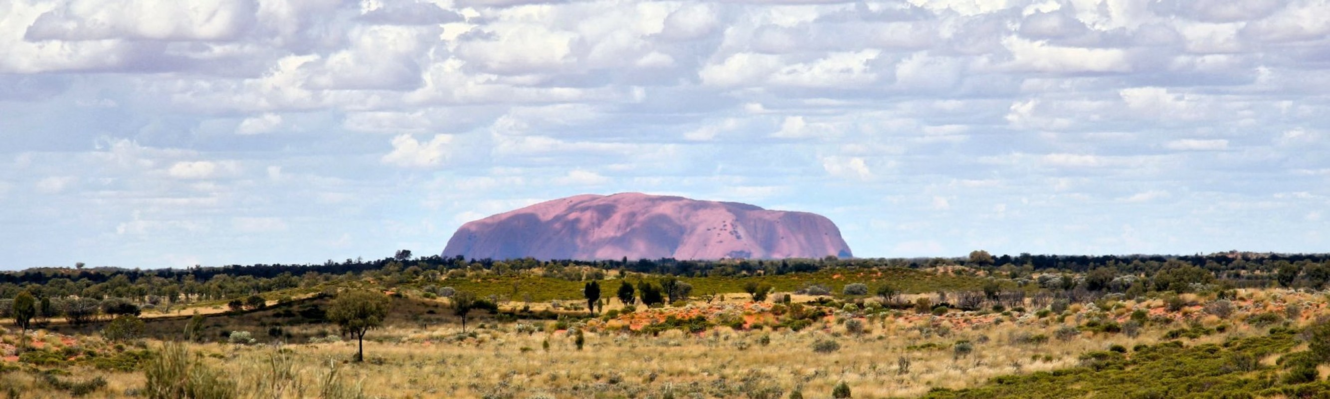 Len lay soi da o nui thieng Uluru, du khach gap 