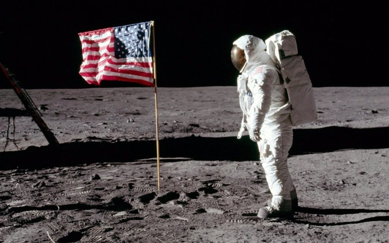 Tau Apollo 11 mang tui bui Mat trang ve Trai dat lam gi?