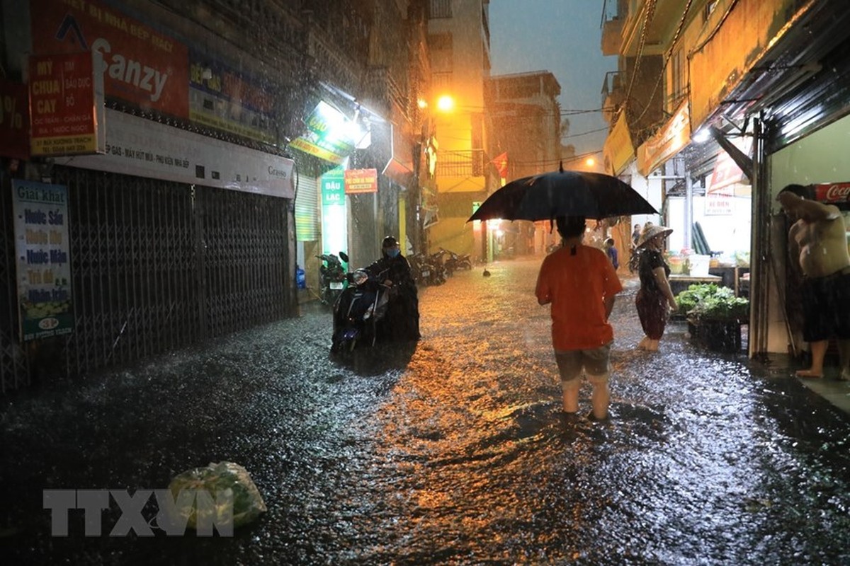 Mua lon bat ngo gay ngap nhieu tuyen duong tai Ha Noi-Hinh-5