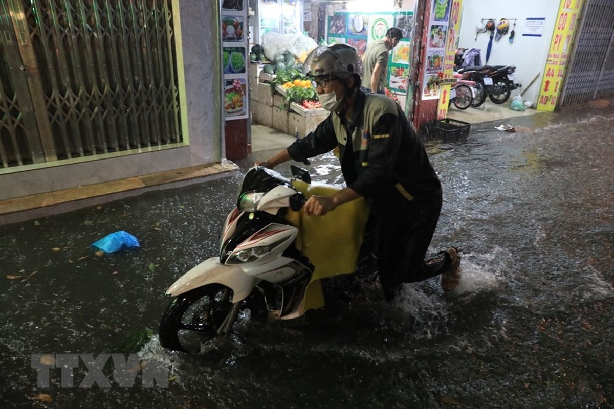 Mua lon bat ngo gay ngap nhieu tuyen duong tai Ha Noi-Hinh-6