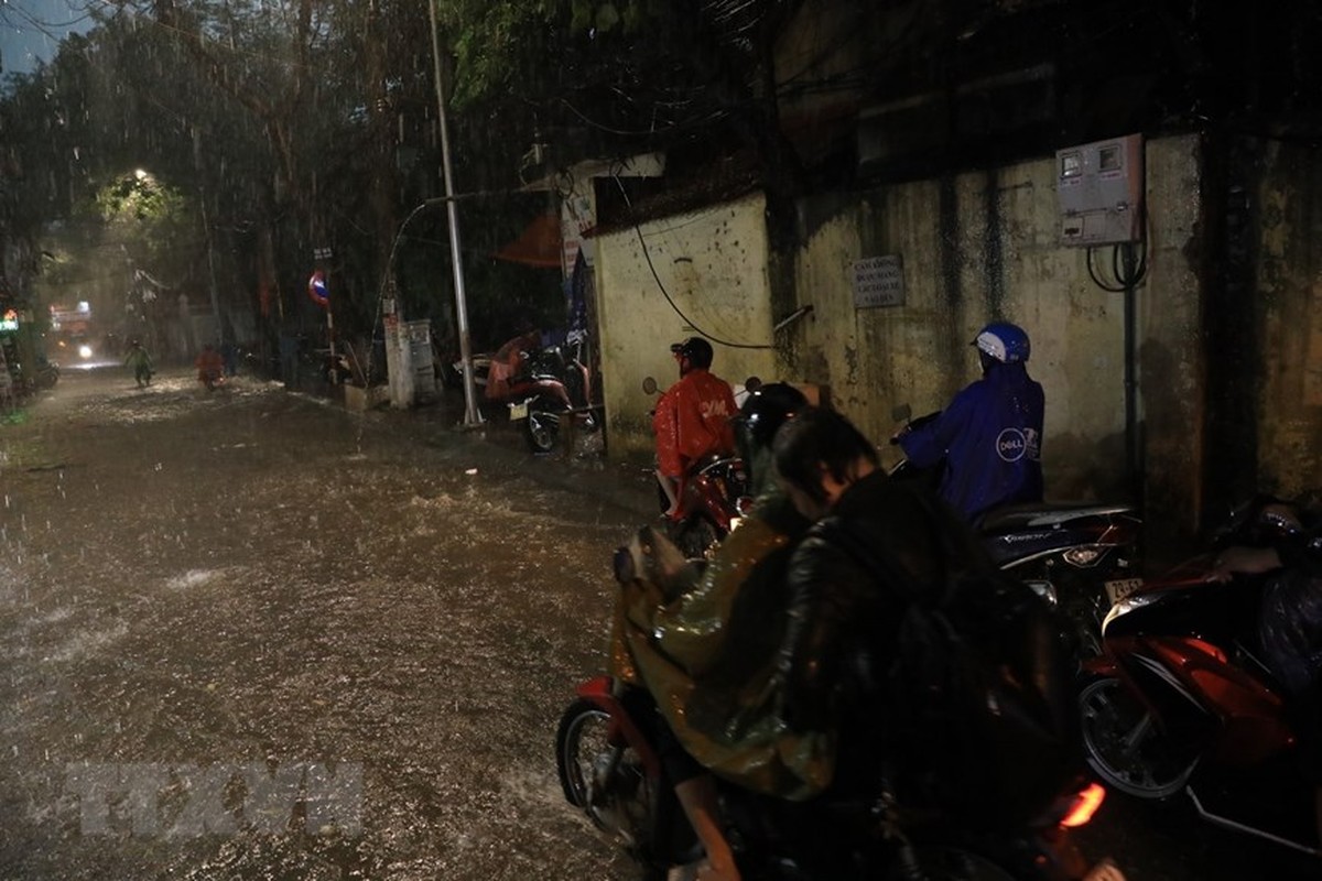 Mua lon bat ngo gay ngap nhieu tuyen duong tai Ha Noi-Hinh-8