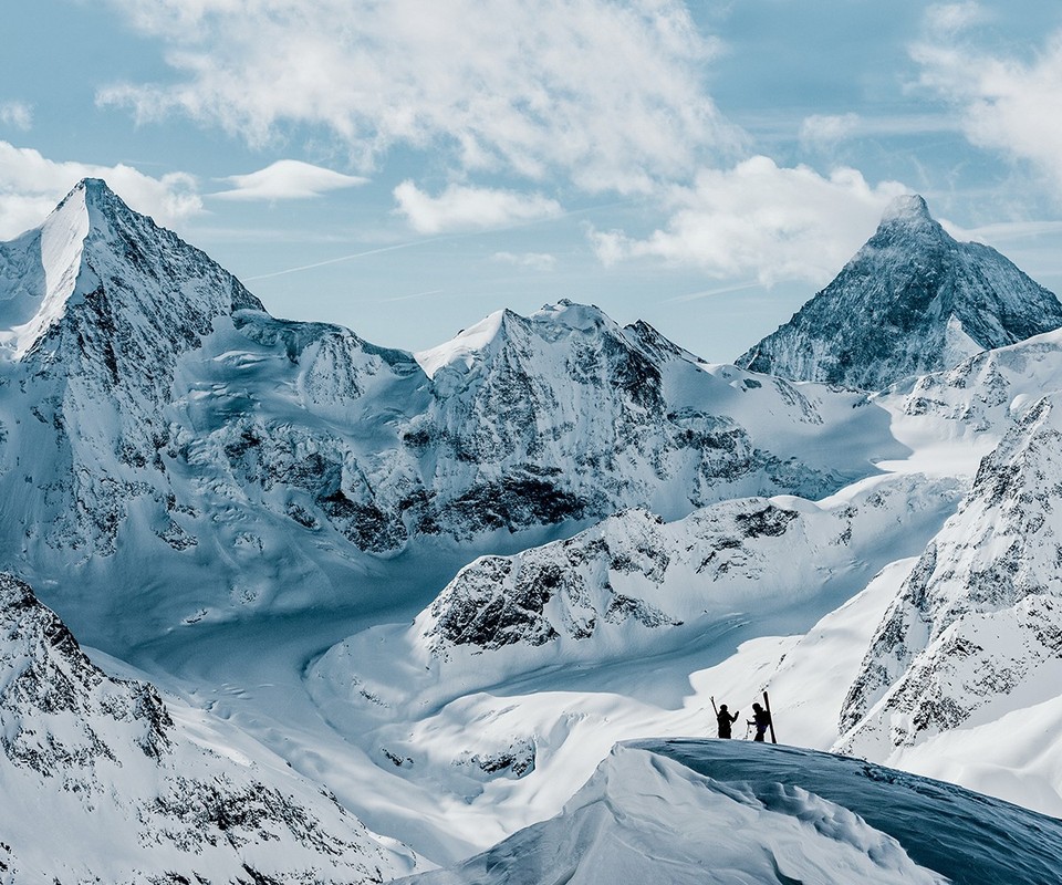 Song bang tan chay tren dinh Alps, bat ngo lo ra loat hai cot