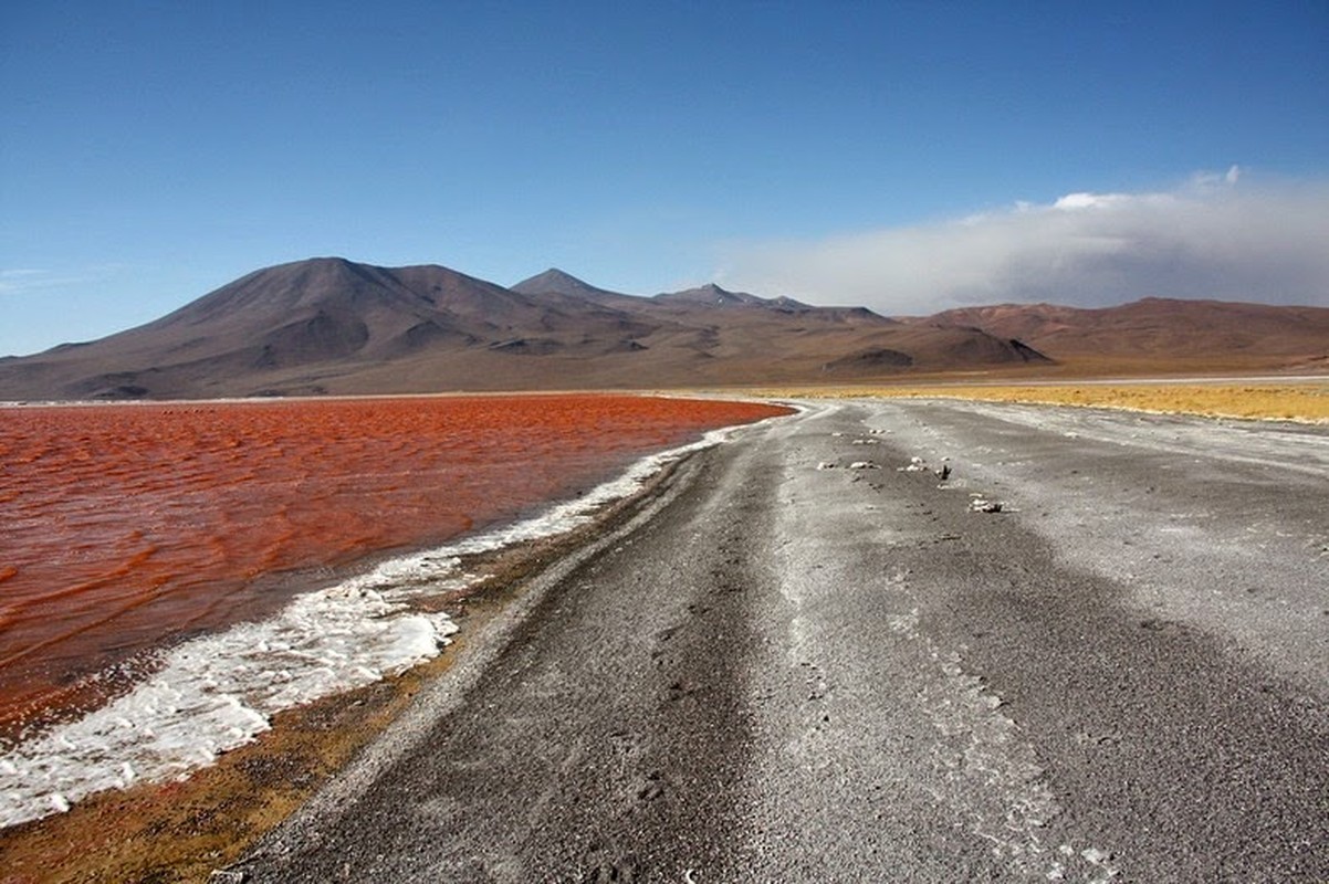 Ven man bi an ho nuoc man do nhu mau tren day Andes-Hinh-4