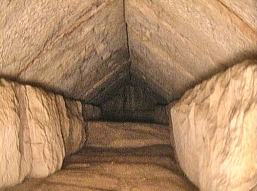 Bi an hanh lang ngam ben trong dai kim tu thap Giza-Hinh-2