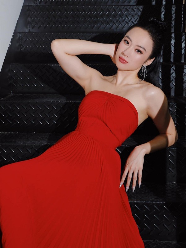View - 	 Angela Phương Trinh xinh đẹp mặn mà kết hợp trang phục