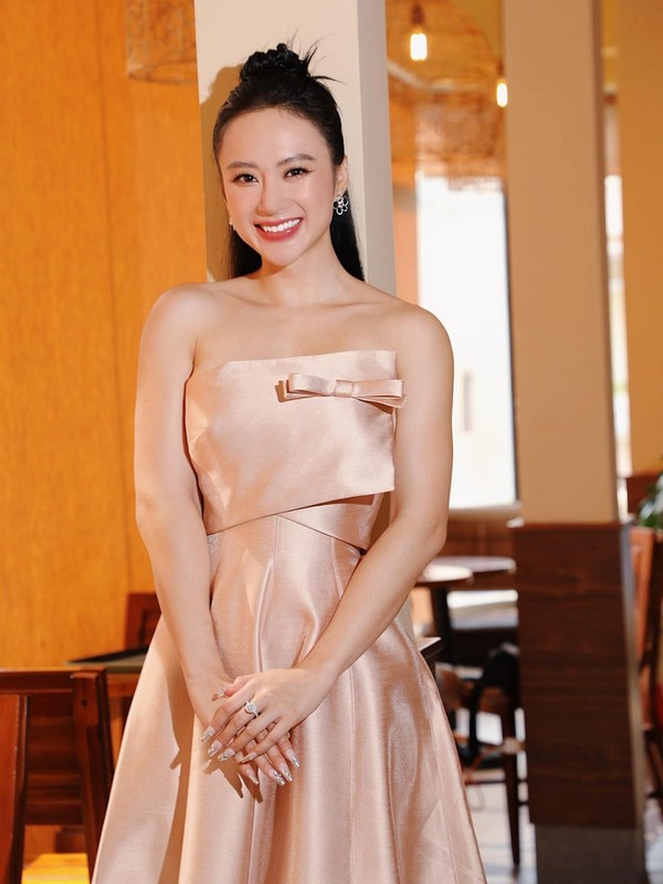 View - 	 Angela Phương Trinh xinh đẹp mặn mà kết hợp trang phục