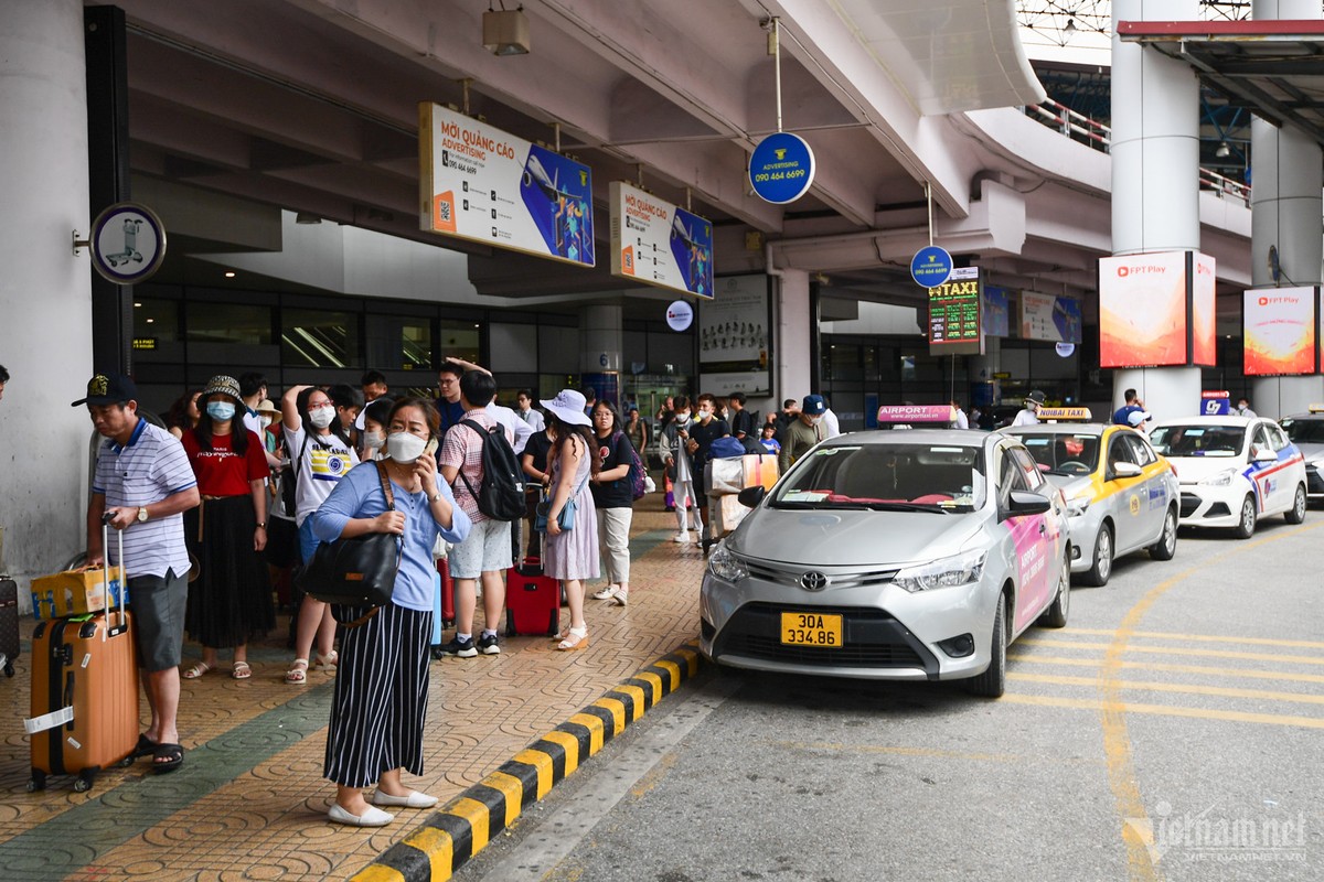 San bay Noi Bai chat cung hanh khach ngay cuoi ky nghi le-Hinh-2