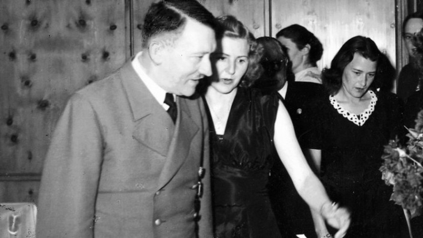 Chan dong Eva Braun “cam sung” Hitler, cap ke si quan SS cap cao-Hinh-9