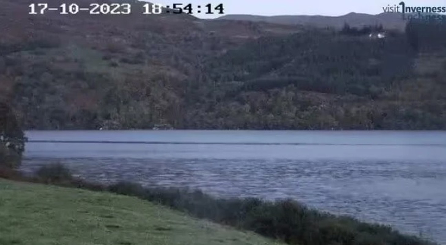 Nong: Quai vat ho Loch Ness troi len, bat ngo de lo “dau va co