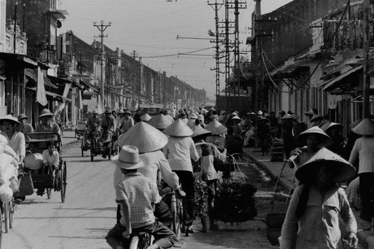 Boi hoi ngam Ha Noi nhung nam 1980 trong bo anh “quy nhu vang”