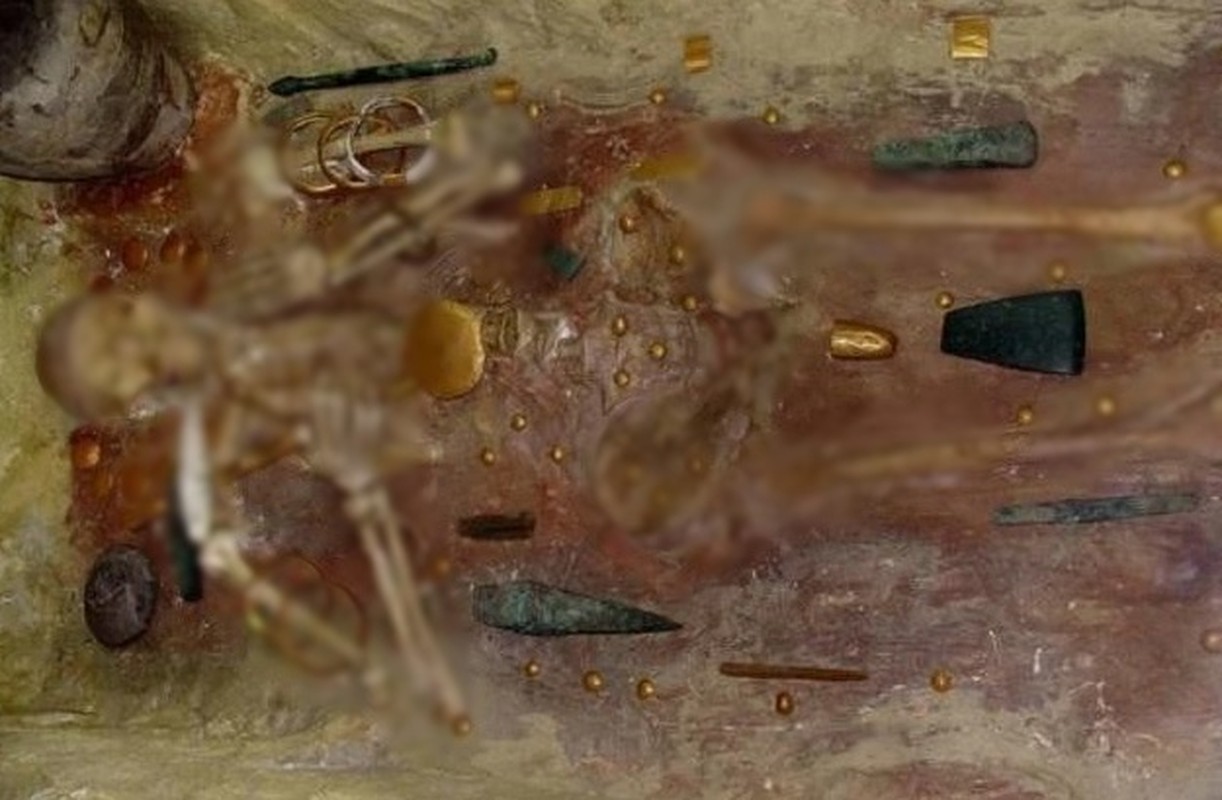 View - 	Bí ẩn bộ hài cốt 7000 năm tuổi phủ đầy vàng bạc
