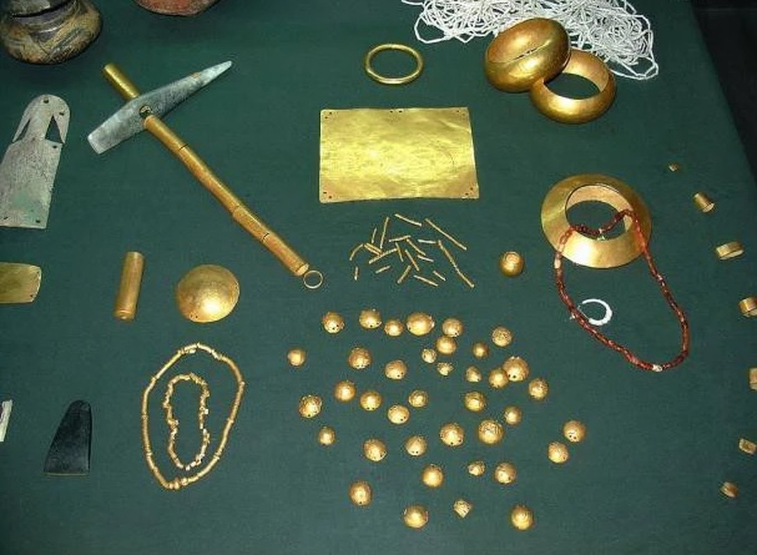 View - 	Bí ẩn bộ hài cốt 7000 năm tuổi phủ đầy vàng bạc