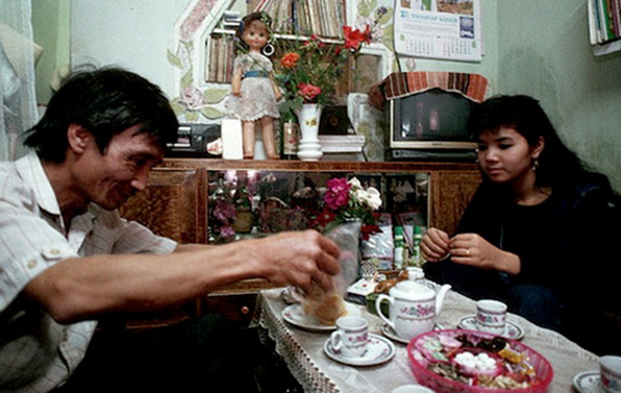 Anh gay thuong nho nguoi Viet don Tet Nguyen dan nhung nam 1990
