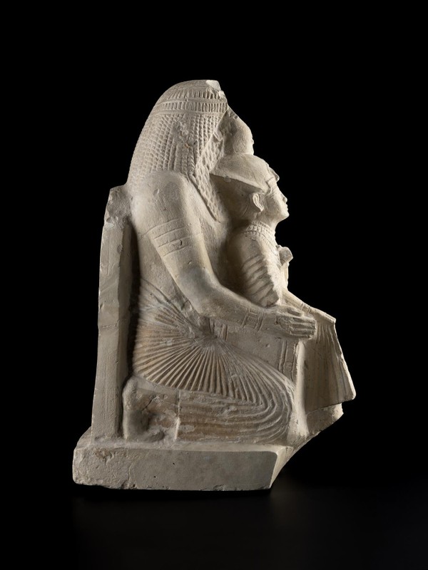 View - 	Giải mã bức tượng tạc pharaoh Ai Cập ngồi trong lòng người lạ