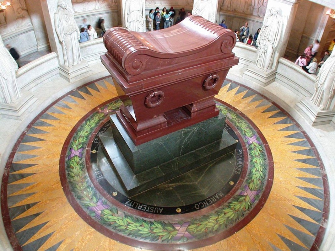 View - 	Khung cảnh tráng lệ bên trong lăng mộ của hoàng đế Napoleon