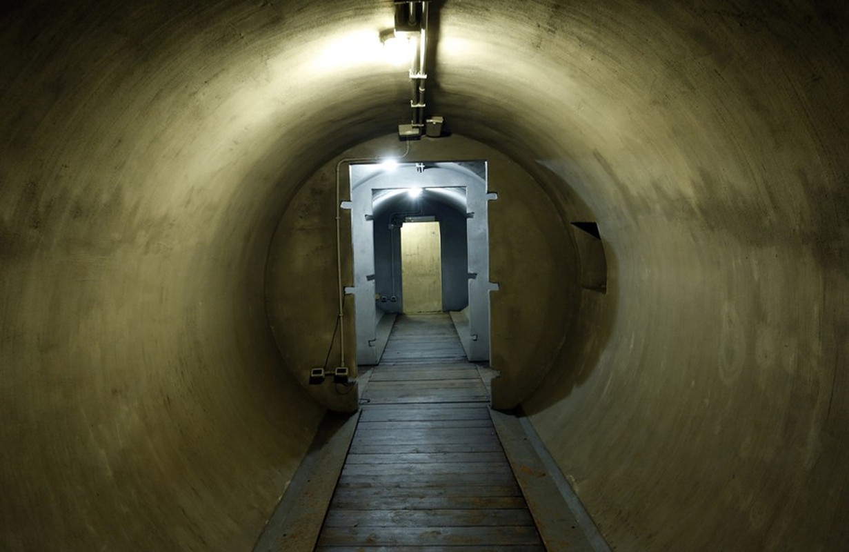 View - 	Đột nhập hầm ngầm tuyệt mật của bạn thân Hitler trong thế chiến 2