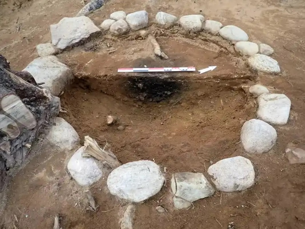 View - 	Bí ẩn vòng tròn đá cổ bao quanh mộ cổ trẻ em 2800 tuổi