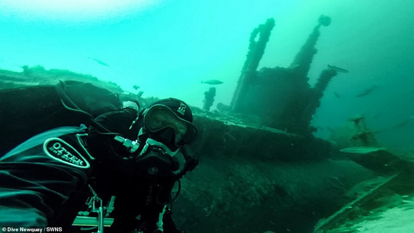 View - 	Thợ lặn thám hiểm xác tàu ngầm U boat của Đức quốc xã
