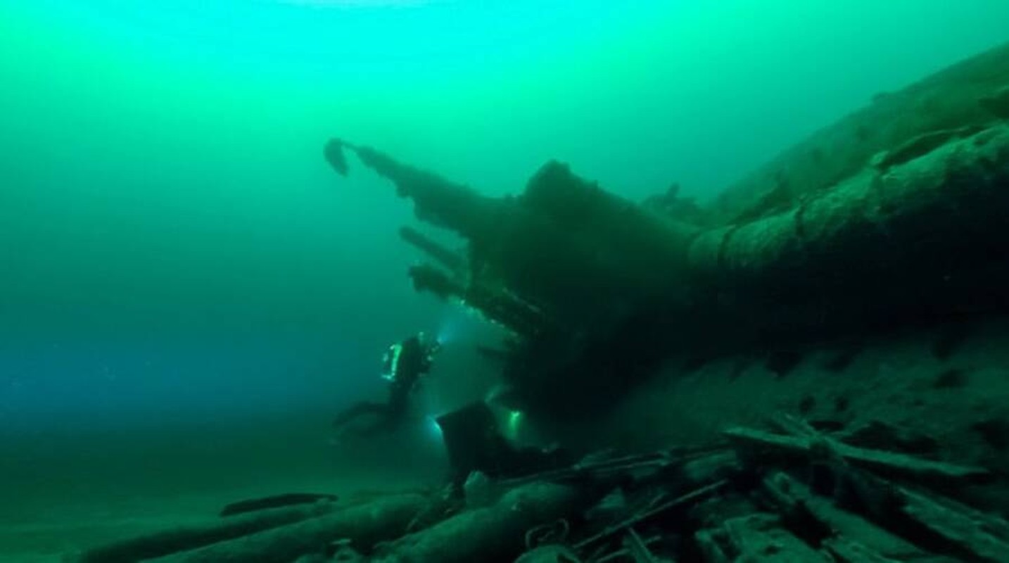 View - 	Thợ lặn thám hiểm xác tàu ngầm U boat của Đức quốc xã