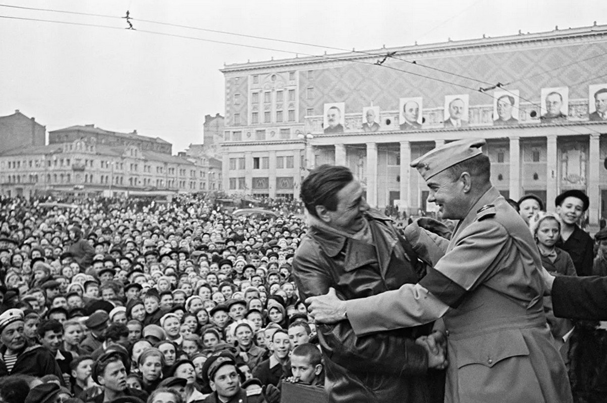 Kho quen loat anh nguoi dan Lien Xo an mung ngay Chien thang 1945-Hinh-6