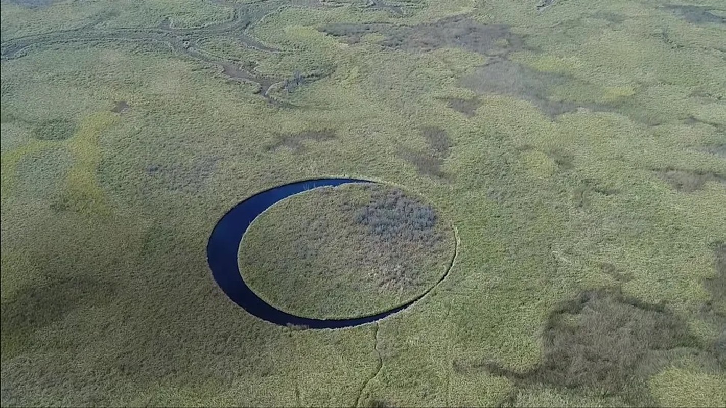 Giai ma chan dong ve hon dao 'con mat' giua dam lay o Argentina