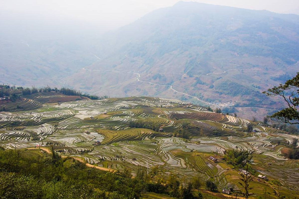 Ghe tham ngoi lang tren nui cua nguoi dan toc Ha Nhi-Hinh-3