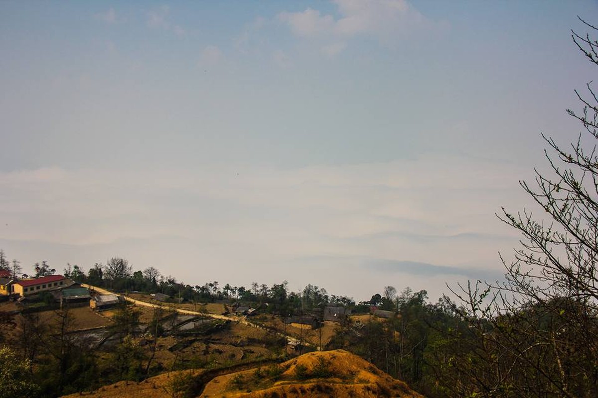 Ghe tham ngoi lang tren nui cua nguoi dan toc Ha Nhi-Hinh-7