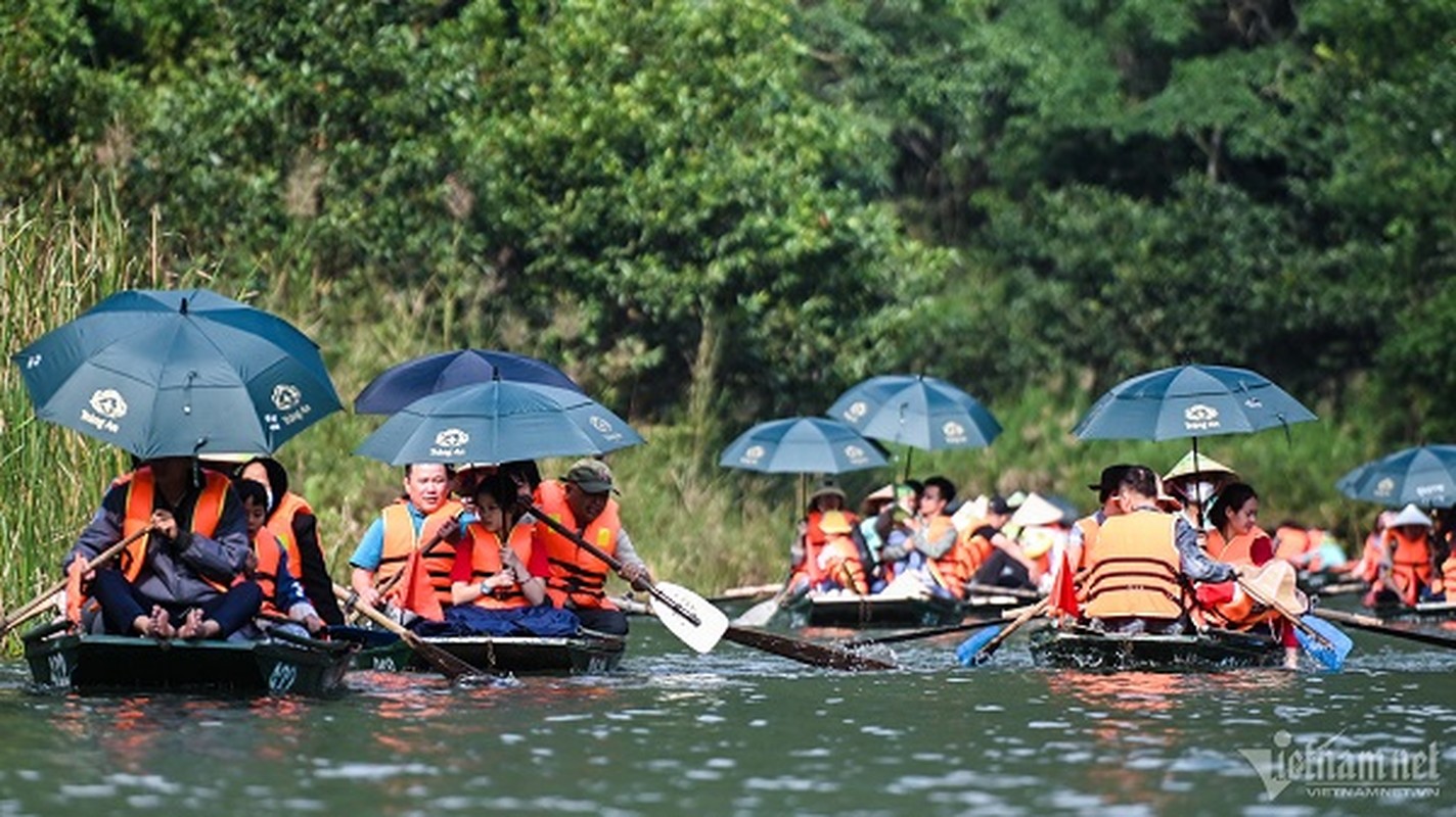 Hang nghin du khach ngoi thuyen doi nang du xuan Trang An-Hinh-12