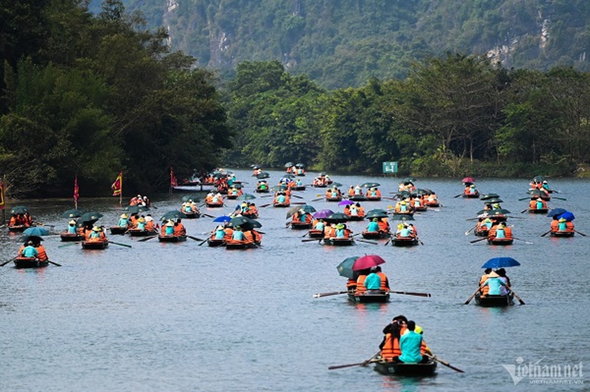 Hang nghin du khach ngoi thuyen doi nang du xuan Trang An-Hinh-2